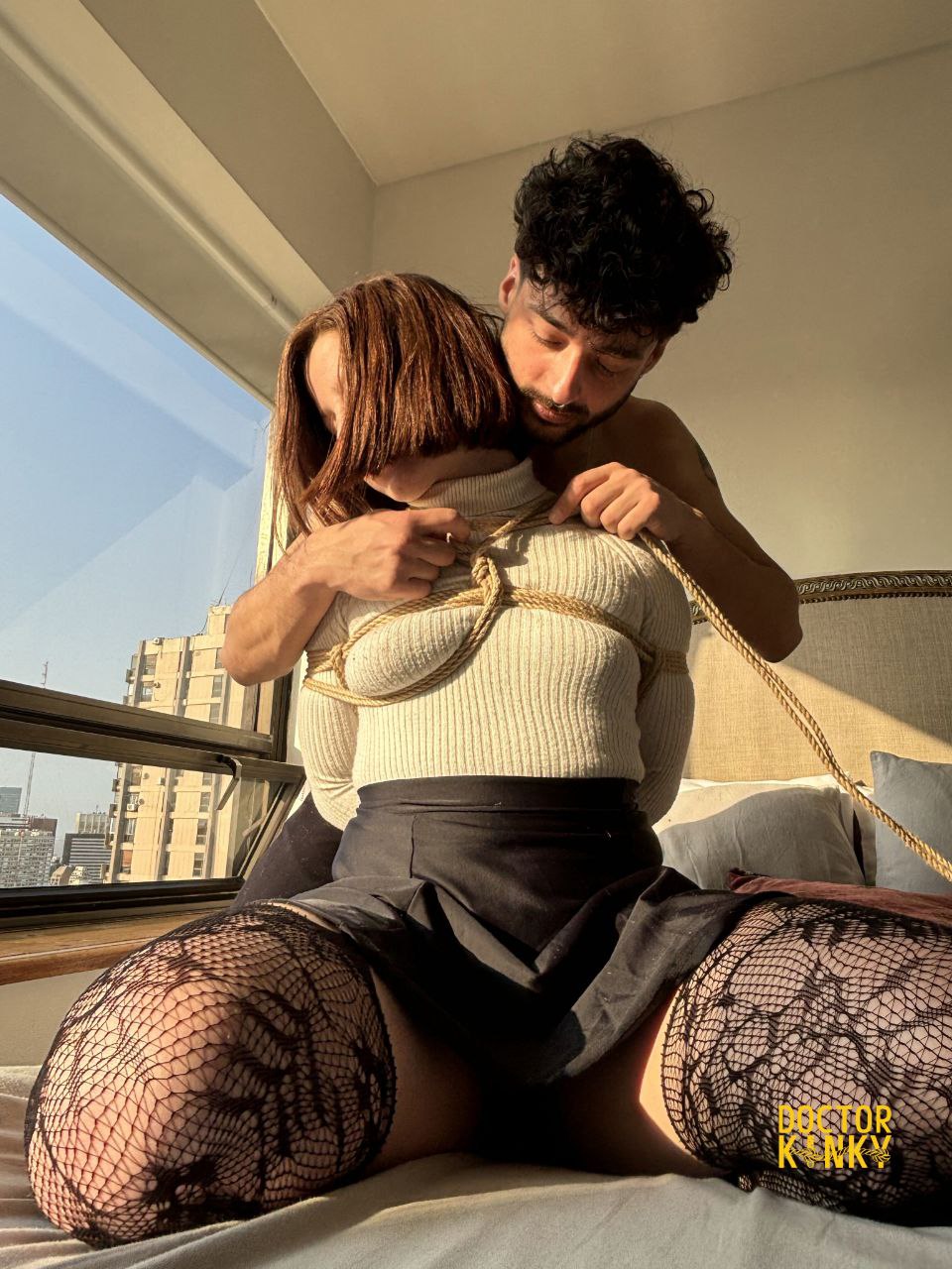 Foto artística de un cuerpo atado con cuerdas de kinbaku